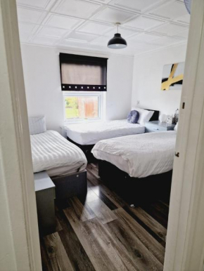 2 Bedroom Cozy Chambers with free parking